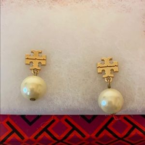 Drop Logo Pearl Earrings